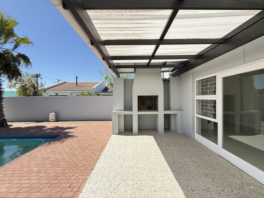 4 Bedroom Property for Sale in Bloubergrant Western Cape